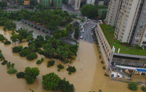 暴雨肆虐、洪水泛滥，多地房屋安全隐患不容忽视